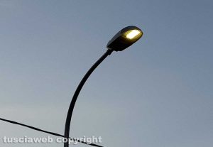 Viterbo - Strada Tobia - Lampioni accesi di giorno