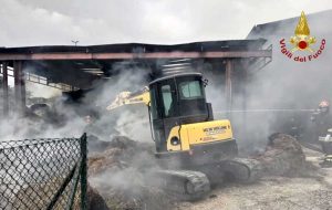 Roma - Maxi incendio in un deposito di materiali edili in via della Magliana