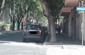 Viterbo - Pilastro - Auto parcheggiate all'incrocio