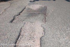 Viterbo - Strada Roncone dopo i lavori per la fibra