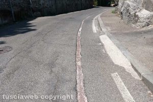 Viterbo - Strada Roncone dopo i lavori per la fibra