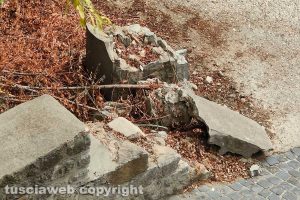 Viterbo - Muretto rotto nel parcheggio di via Faul