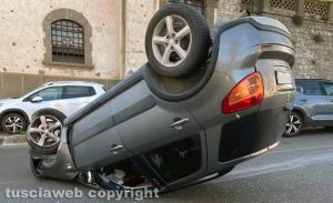 Montefiascone - Scoppia una gomma e l'auto cappotta