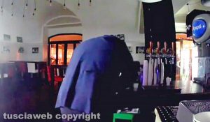 Civitavecchia - Il ladro in azione nella pizzeria "Red Carpet"