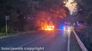 Vetralla - Cassia interrotta per di un'auto in fiamme