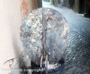 Viterbo - Il secchio sporco di guano a corso Italia