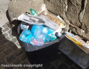 Viterbo - Rifiuti in via dell'Orologio Vecchio