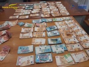 Roma - Guardia di finanza - Le banconote sequestrate