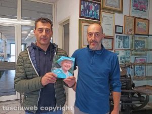 Montefiascone - Maurizio e Fabrizio Graffietti con una copia della biografia "Queen Elizabeth II" di Nicholas Drummond