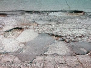 Buche in via Fortunato del Tavano a Bagnaia