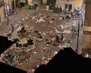Santa Rosa - L'immondizia a piazza delle Erbe