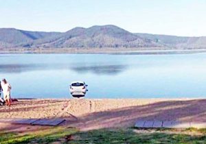 Macchina finisce nel lago di Vico