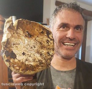 Paolo Ceccarini e il suo porcino di quasi un chilo