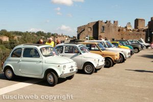 Cento mitiche Fiat 500 invadono Vitorchiano