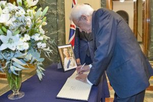 Mattarella sul libro delle condoglianze per la regina Elisabetta