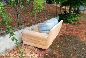 Divano abbandonato in via S. Anna a Bagnaia