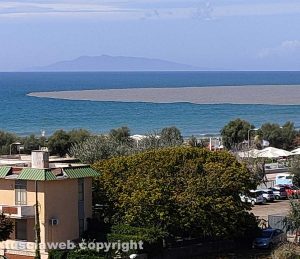 Tarquinia - Il fiume Marta si riversa nelle acque del mare