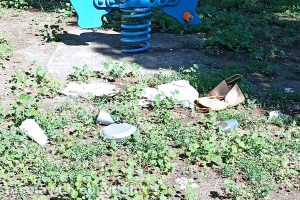 Viterbo - Rifiuti a terra nel giardino della Grotticella