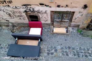 Viterbo - Rifiuti scaricati in via della Parrocchia