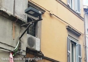 Viterbo - Lampioni girati a via Saffi