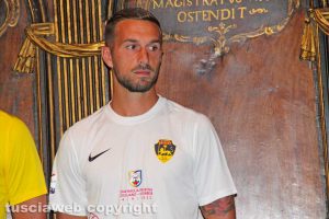 Sport - Calcio - Viterbese - Alessandro Polidori indossa la maglia speciale dedicata a Santa Rosa