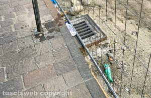 Viterbo - Rifiuti abbandonati in via Maria Santissima Liberatrice