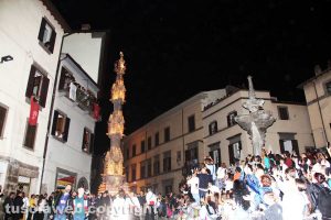 Viterbo - Le persone su Fontana grande durante il trasporto di Gloria