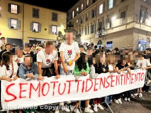 Viterbo - Le persone sulla fontana di piazza delle Erbe durante il trasporto 2022 di Gloria