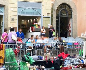 Viterbo - Sedie lungo il percorso del trasporto di Gloria