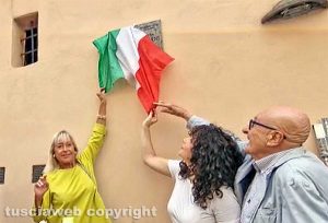 Simona Tartaglia, Chiara Frontini e Vincenzo Ceniti scoprono la targa in ricordo di Giorgio Capitani