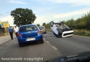 Vetralla - Auto cappotta sulla strada