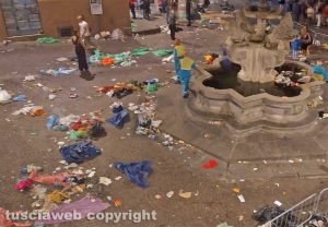 Santa Rosa - L'immondizia a piazza delle Erbe