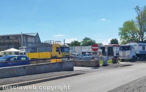Viterbo - Il parcheggio antistante la scuola Grandori occupato dalle roulotte