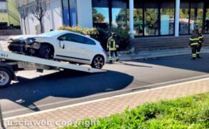 Viterbo - Auto contro un palo in via Santa Lucia