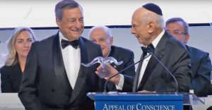 Mario Draghi riceve il premio "Statista dell'anno", dalla Appeal of Conscience Foundation