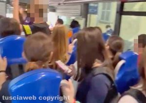 Tratta Viterbo-Civita Castellana - Pullman strapieno di ragazzi