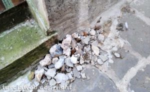 Capranica - Le rovine lasciate da un operatore della Talete per riparare la perdita