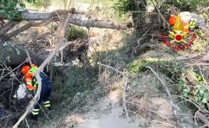Ancona - I vigili del fuoco impegnati nelle ricerche dopo l'alluvione