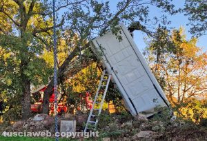 Viterbo - Tuscanese - Furgone va a finire su un albero