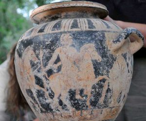 Viterbo - L'antico vaso che raffigura la guerra di Troia