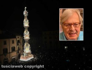 La macchina di Santa Rosa - Nel riquadro: Vittorio Sgarbi