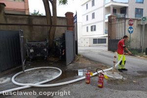Tarquinia - Cassonetti in fiamme all'ospedale - L'intervento della squadra antincendio Gsa