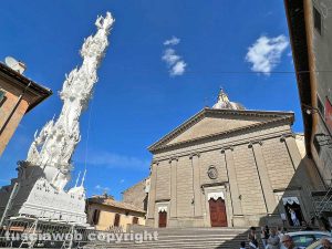 Santa Rosa - Gloria sul sagrato della chiesa