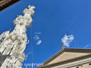 Santa Rosa - Gloria sul sagrato della chiesa