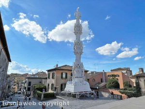 Santa Rosa - Gloria sul sagrato della chiesa