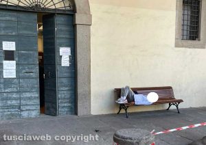 Viterbo - Piazza del Comune - Uomo che dorme sulla panchina
