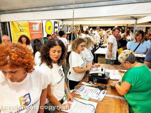 Viterbo - Cene in piazza con i facchini