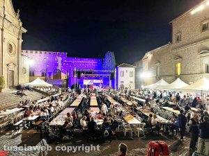 Viterbo - Cene in piazza con i facchini