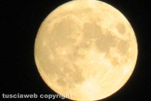 Viterbo - La luna vista dalla via degli Etruschi