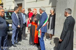 Canino - Il sindaco Giuseppe Cesetti riceve il cardinale Angelo Comastri